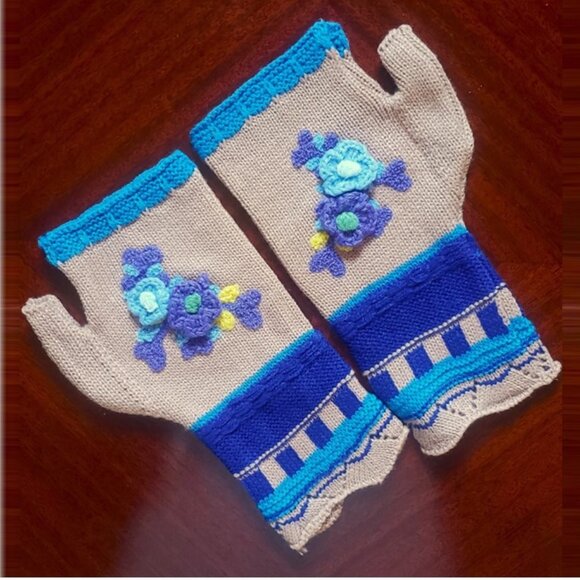 NWOT Fingerless Gloves with Crochet Flowers - Picture 2 of 5